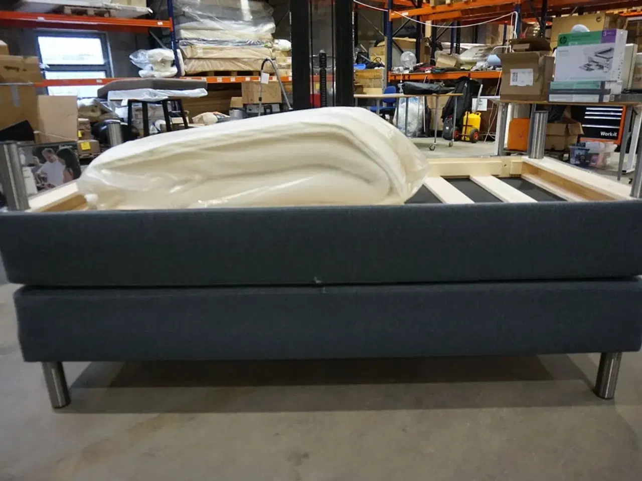 Billede 4 - Nordisk Fjer boxmadrasseng med stålben og top 180x200 cm