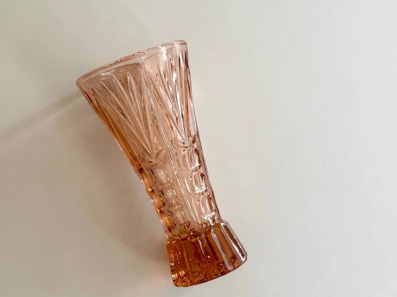 Billede 2 - Laksefarvet vase, presset glas