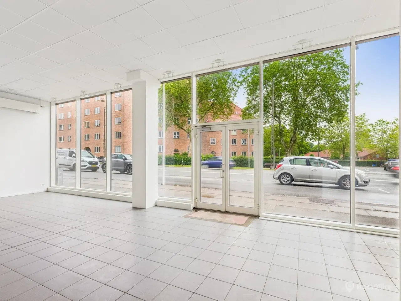 Billede 6 - 112 m² lyst butikslokale med stor eksponering og brede facadevinduer.
