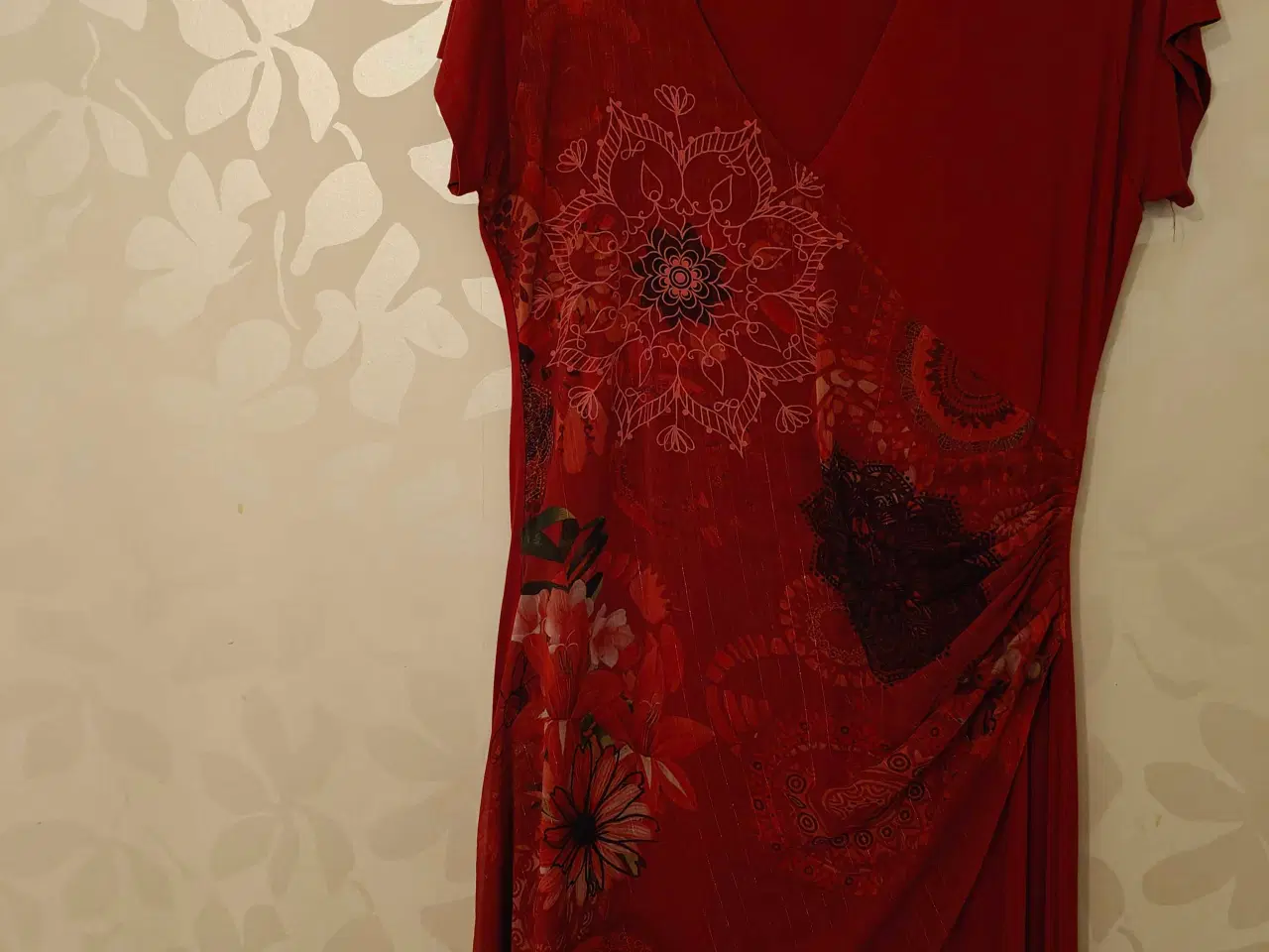 Billede 1 - Flot rød Desigualkjole med mønster ❤️✨