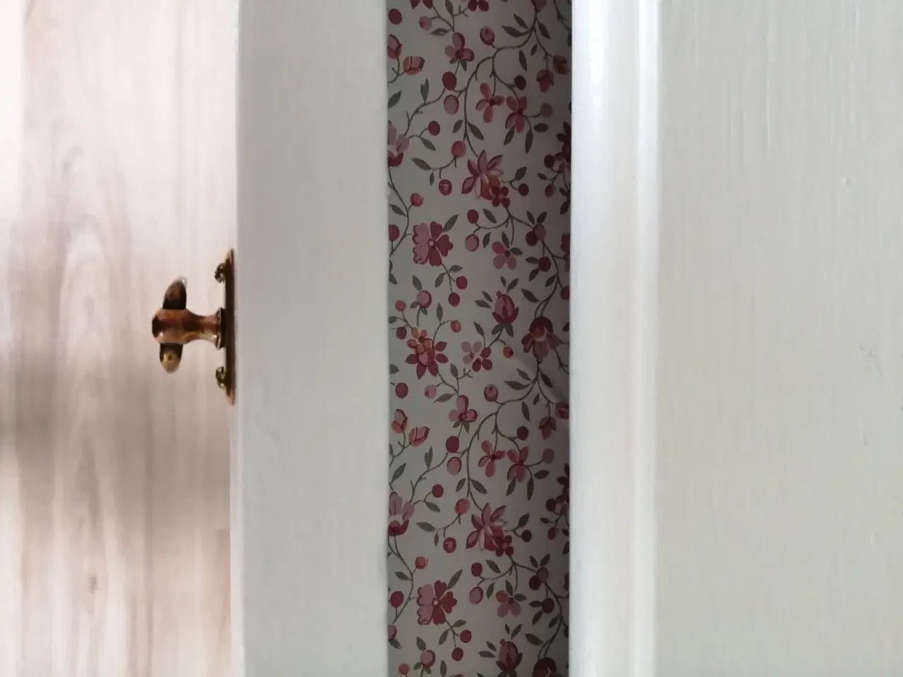 Billede 4 - Nymalet tobaksbord Hvid