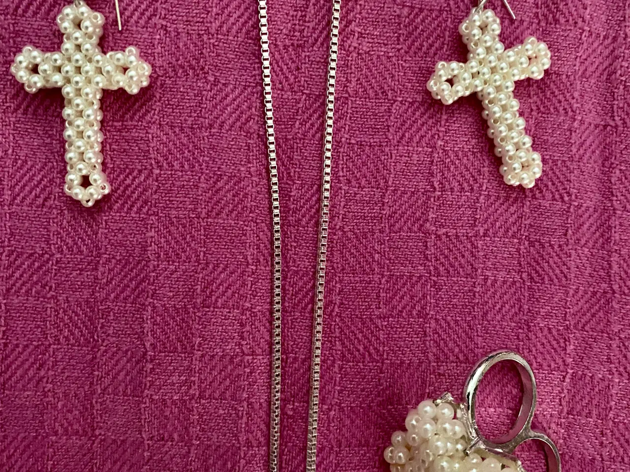 Billede 3 - Perle kors halskæde, øreringe og fingerring sæt