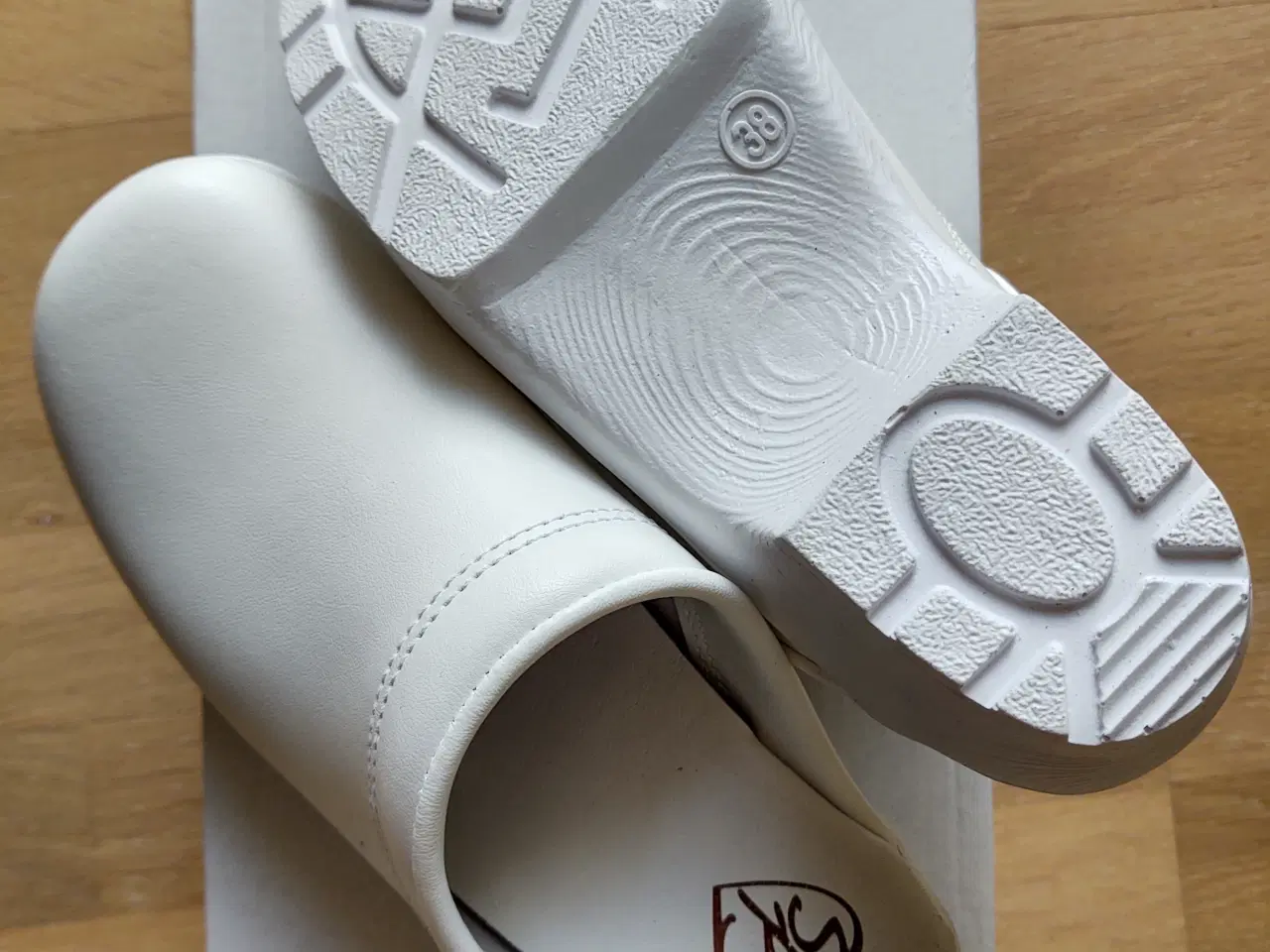Billede 3 - Helt nye hvide dame træsko. De er stadig i kassen.