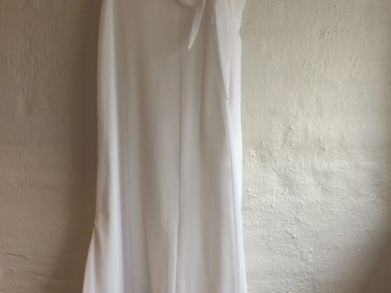 Billede 2 - Hvid lang nederdel og tørklæde