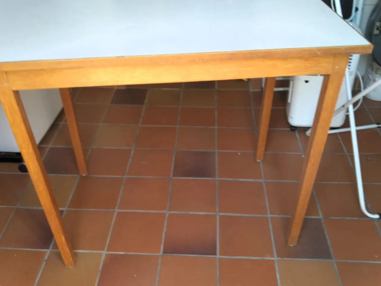 Billede 1 - Spisebord, lakeret eg med laminat bordplade. 