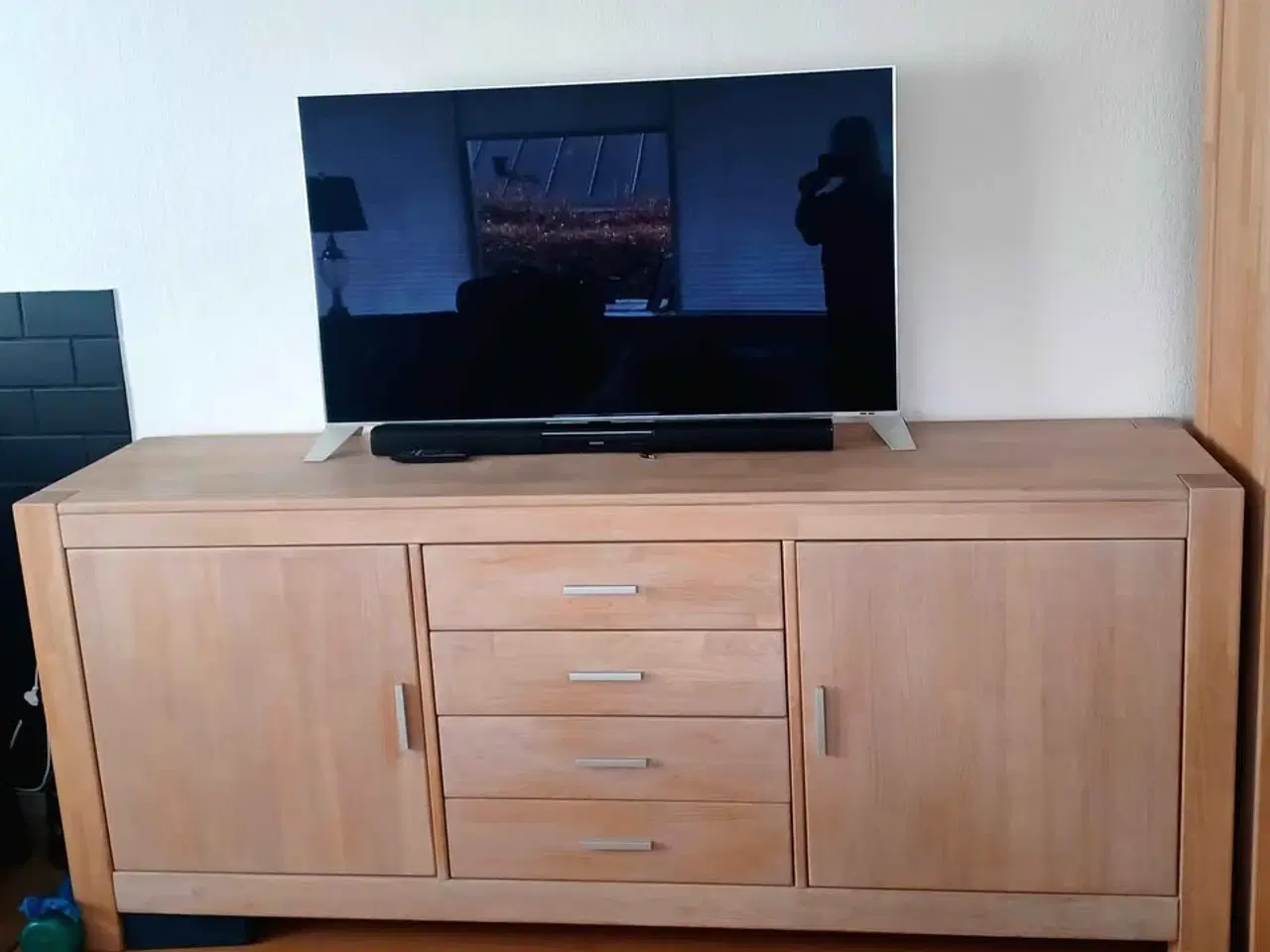 Billede 2 - Skænk. vitrine og spisebord i massiv bøg.