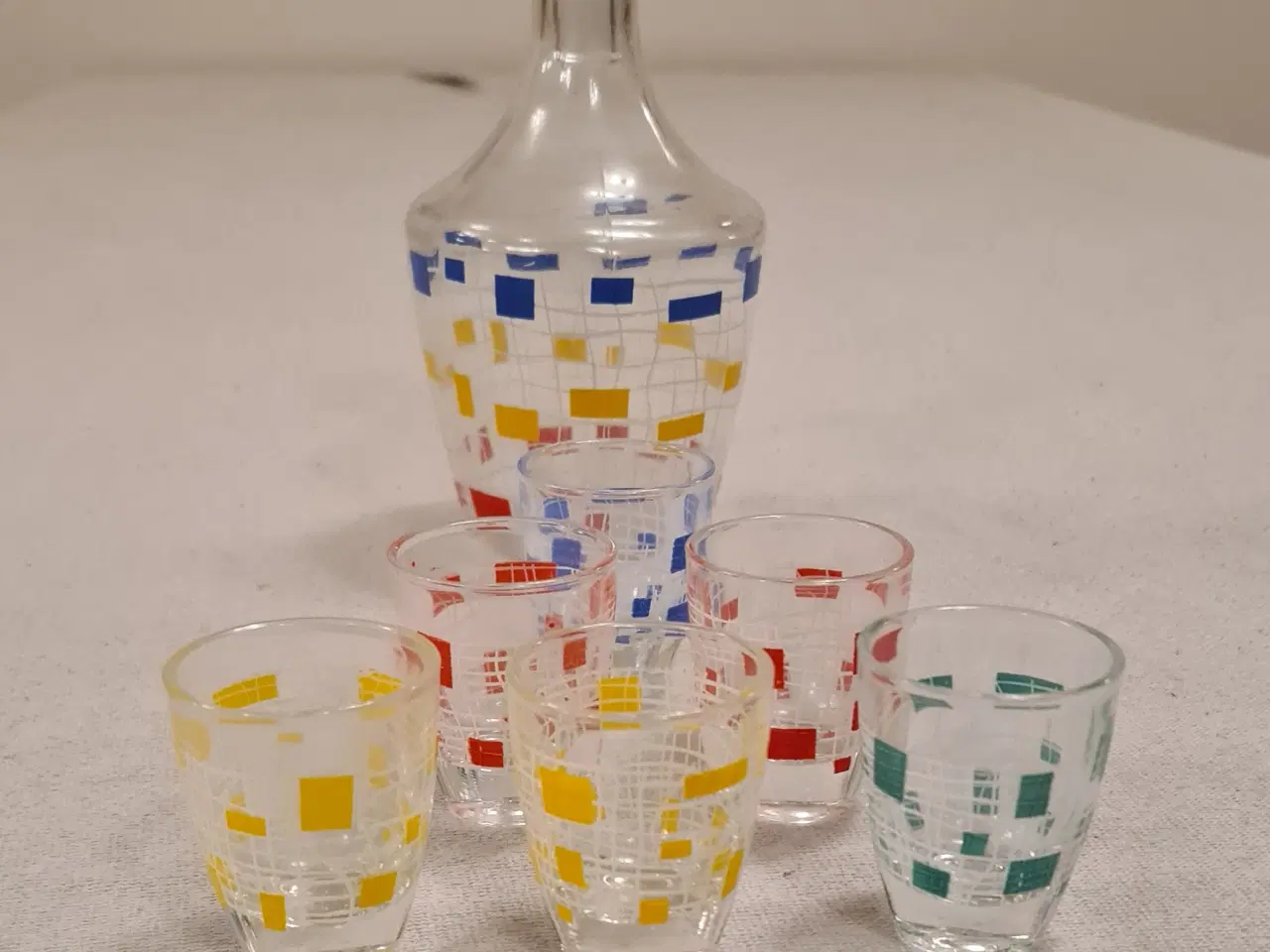 Billede 3 - Glas karaffel og 6 glas med farvede firkanter