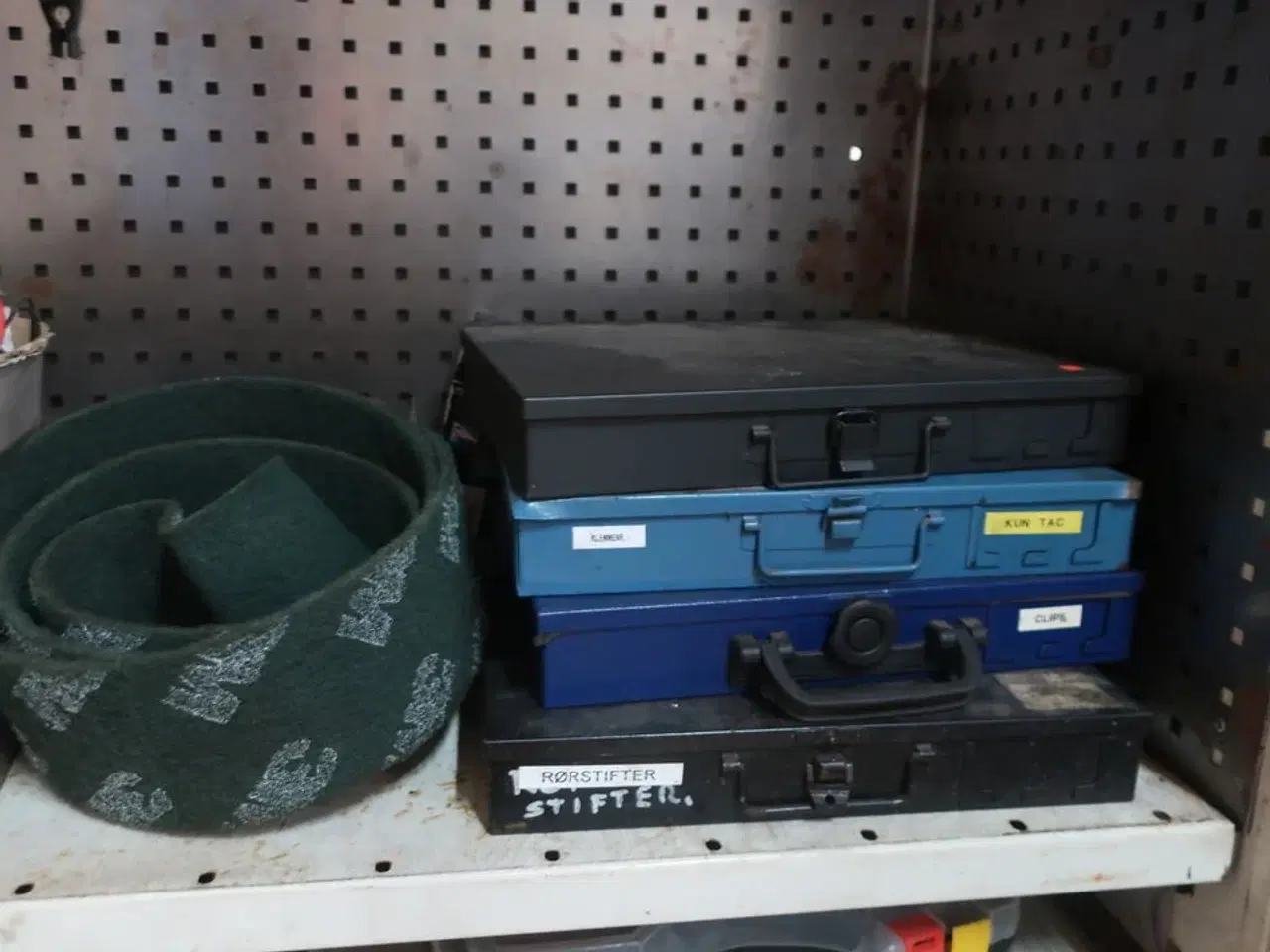 Billede 4 - Stålskab med indhold