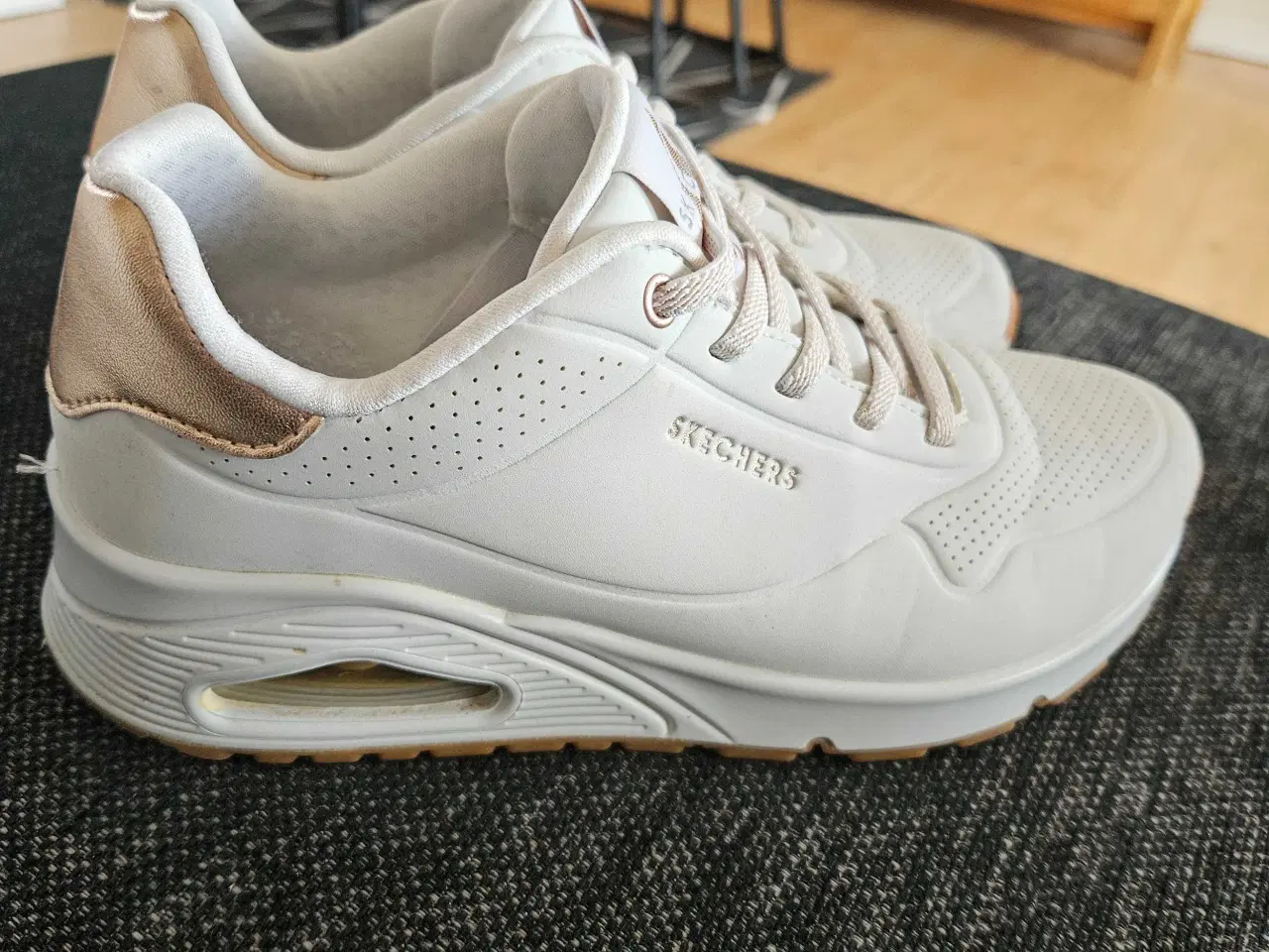 Billede 1 - HVIDE SKECHERS SNEAKERS 