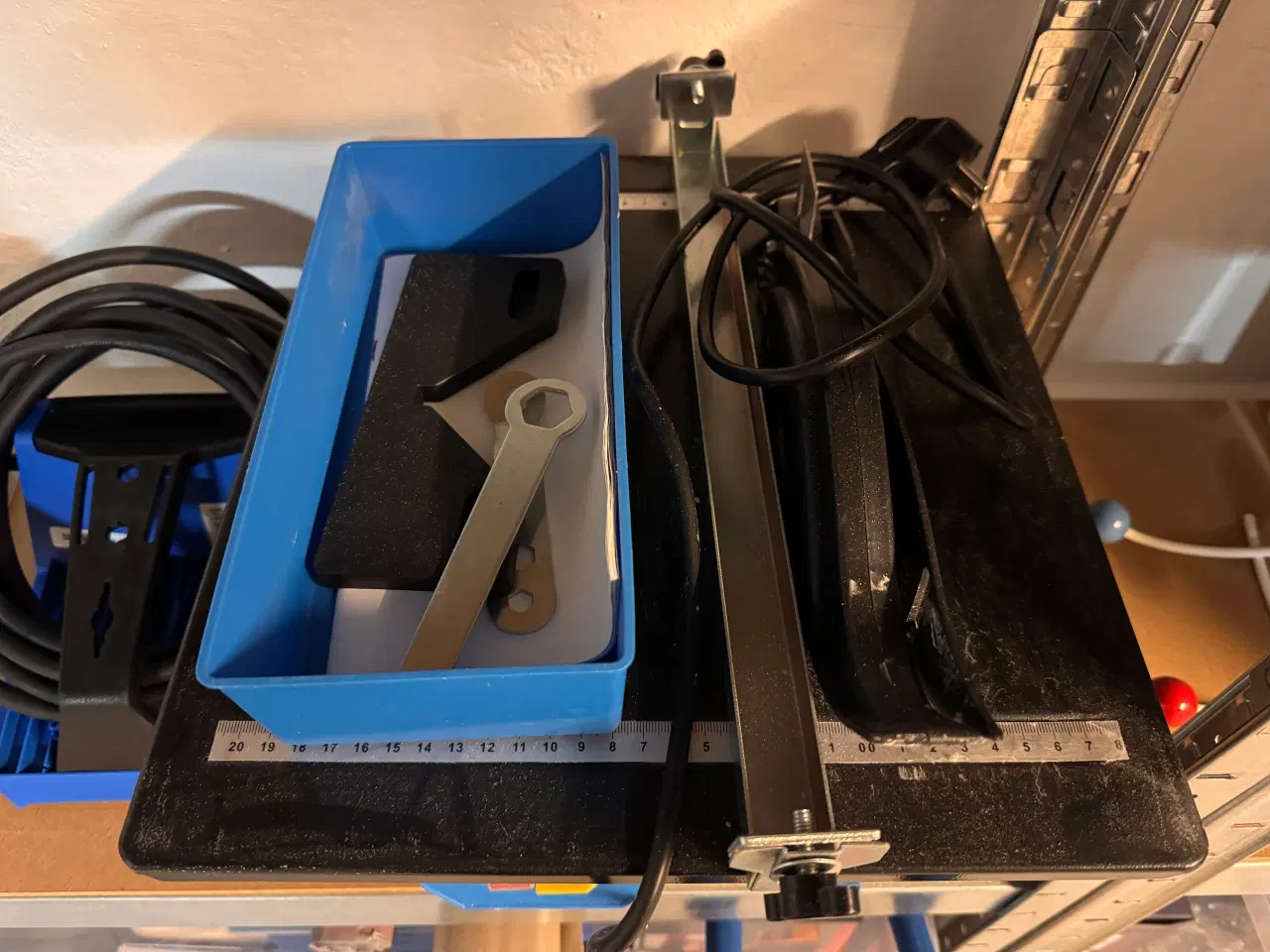 Billede 1 - Fliseskærer på vand