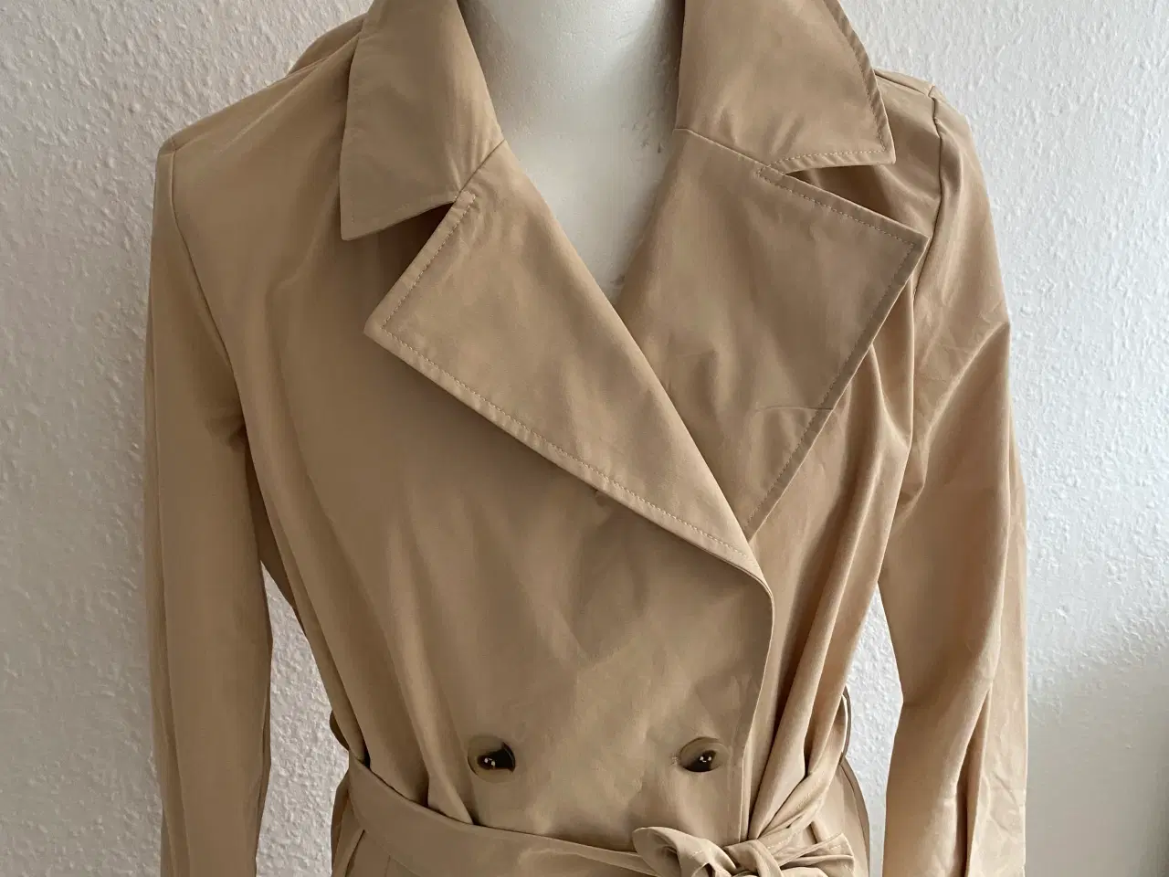 Billede 3 - Beige Trenchcoat fra Vila 