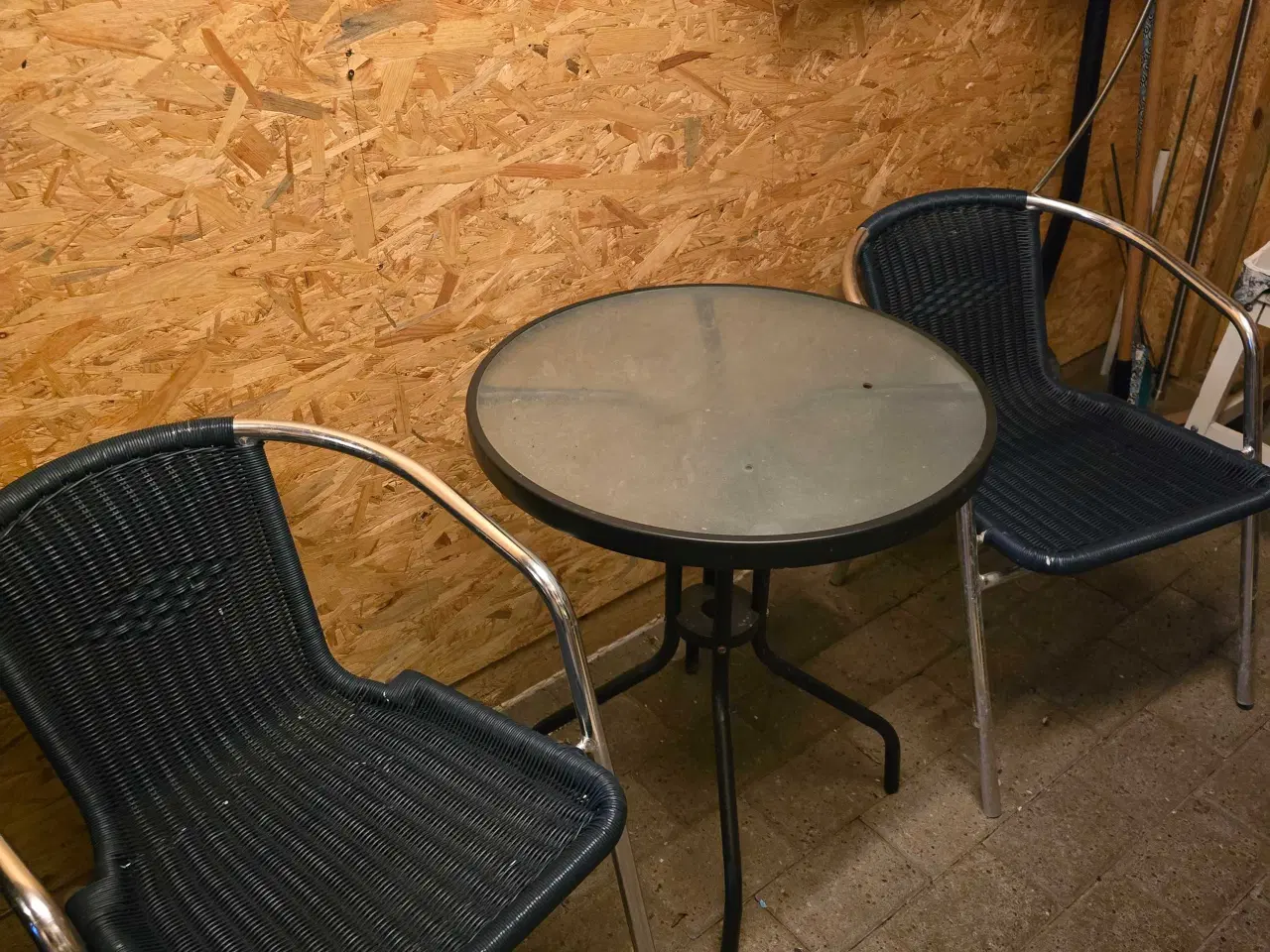 Billede 3 - Lille Rund havebord med 2 stole 