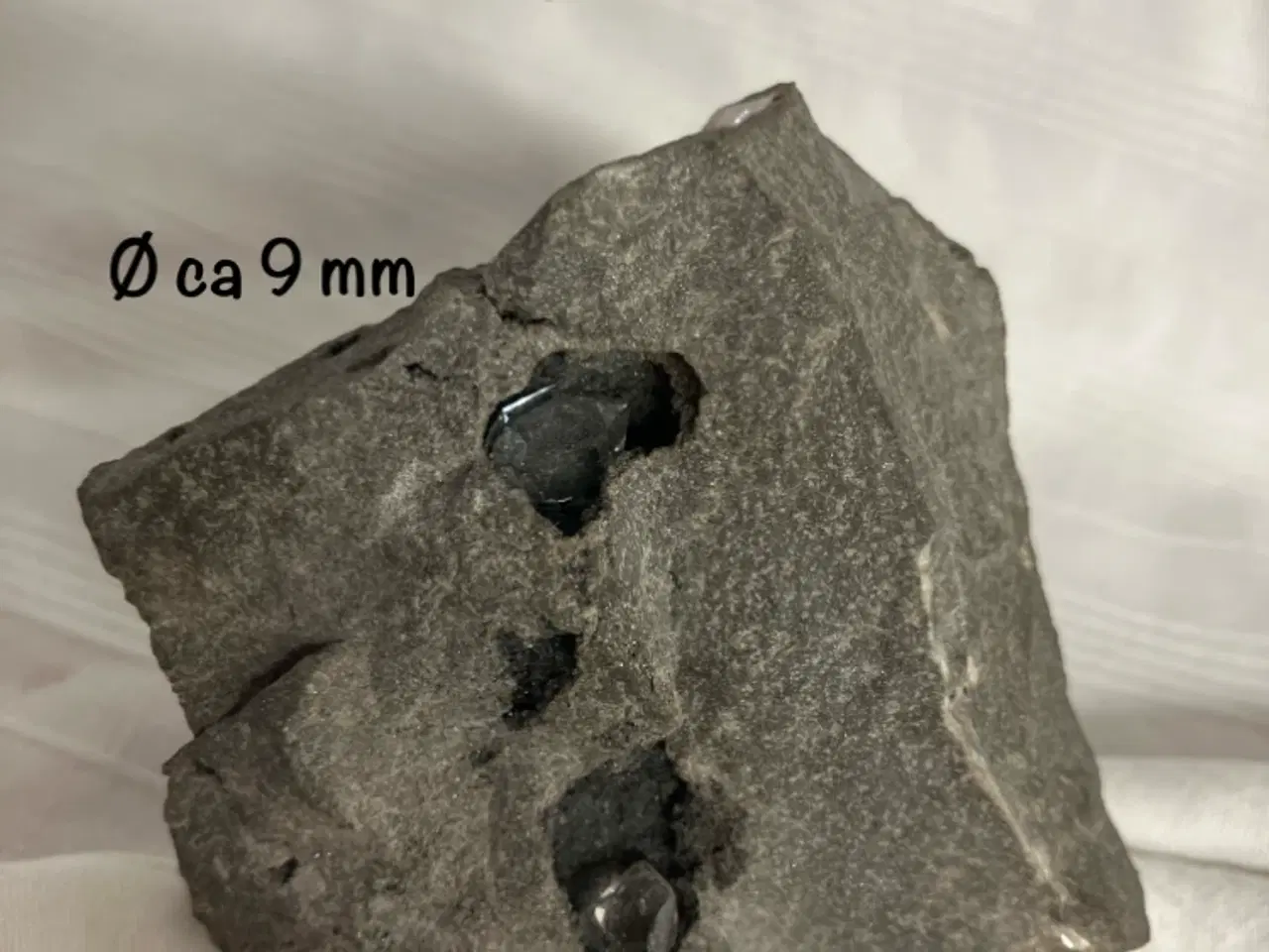 Billede 1 - 2 Herkimer diamant krystaller i grotte 