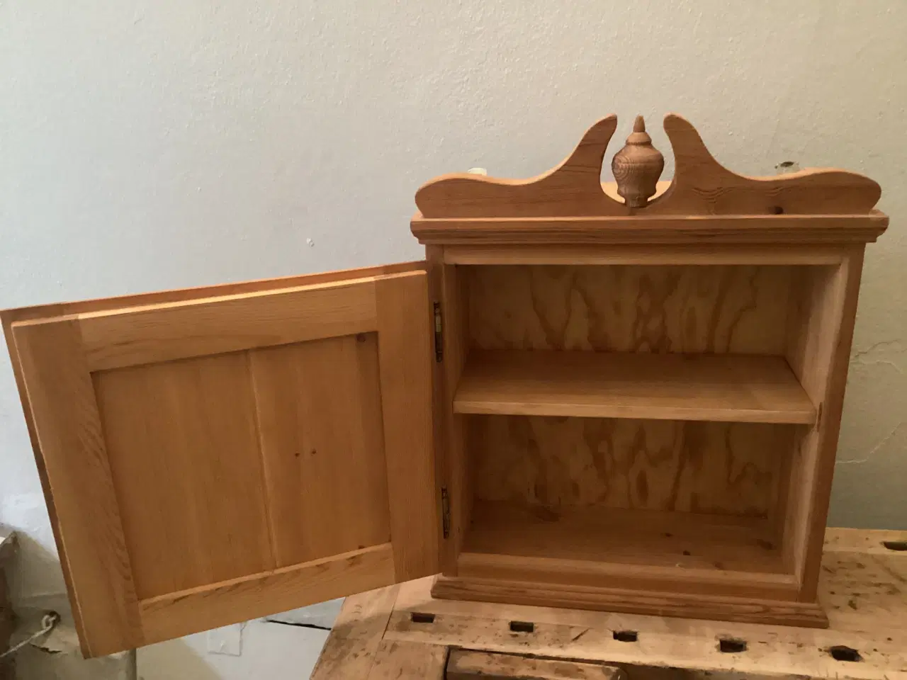 Billede 2 - Væghængt skab med hylde og nøgle