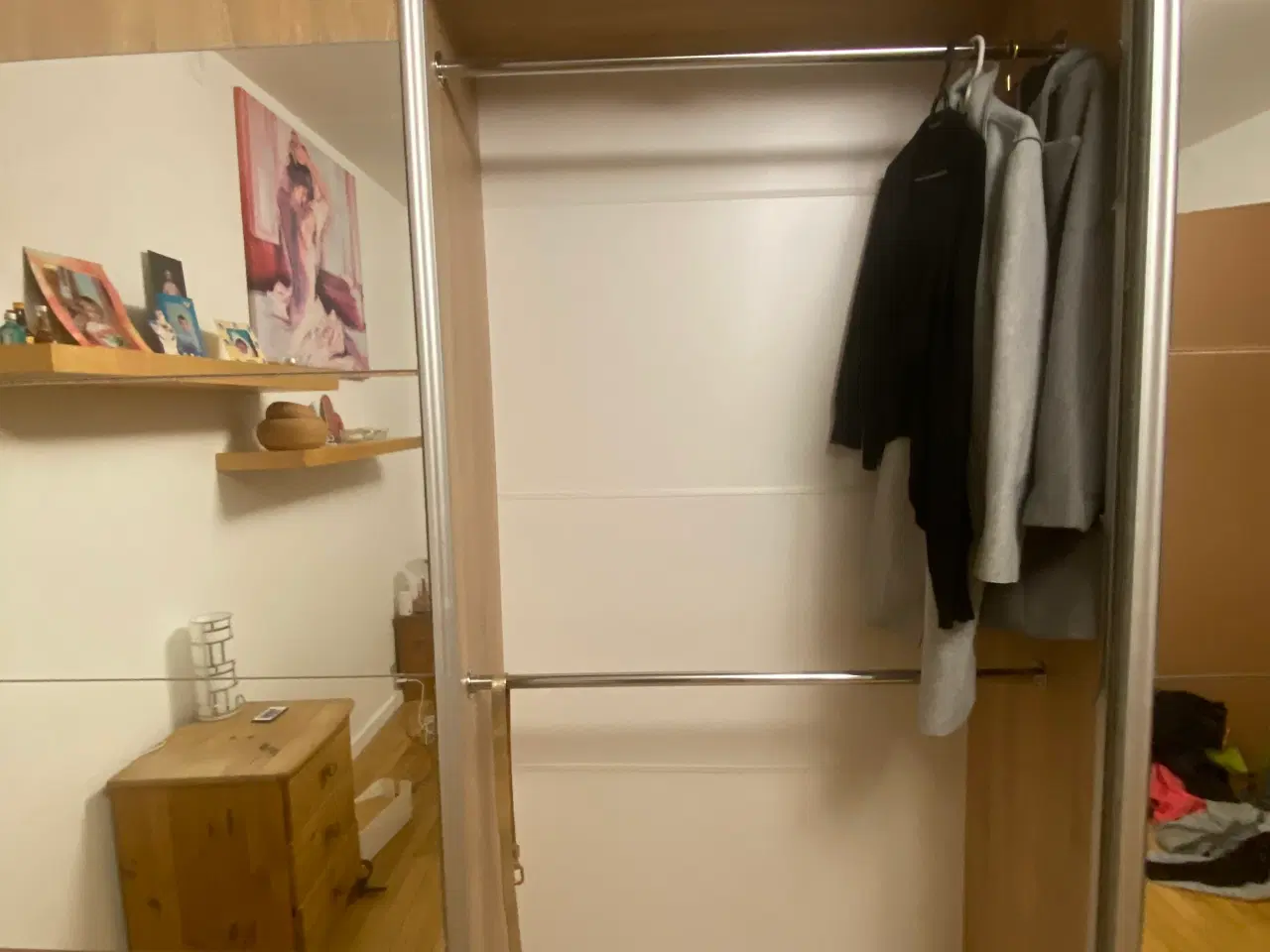Billede 3 -  tredørs klædeskab
