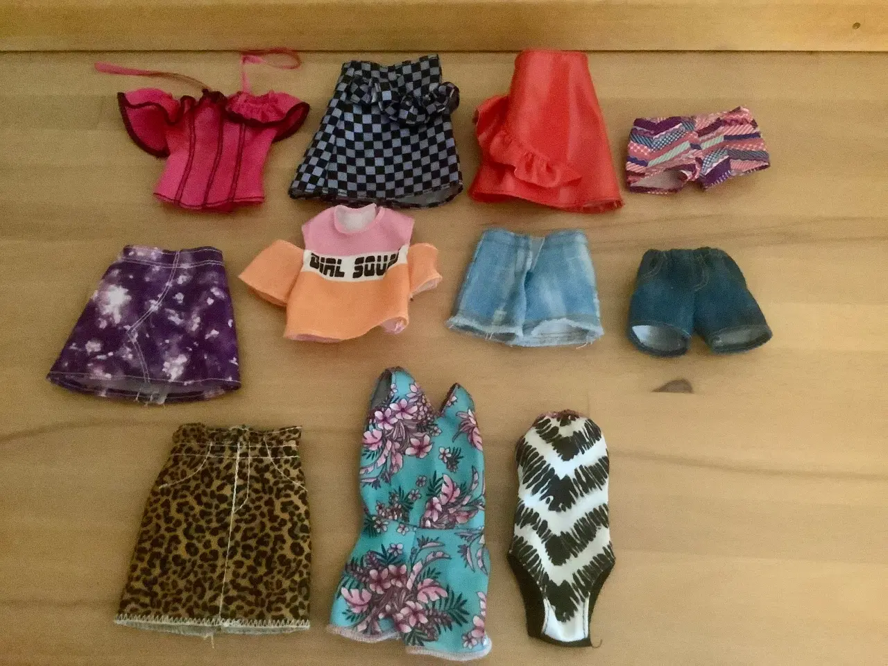 Billede 1 - Barbie tøj. Prisen er for det hele.