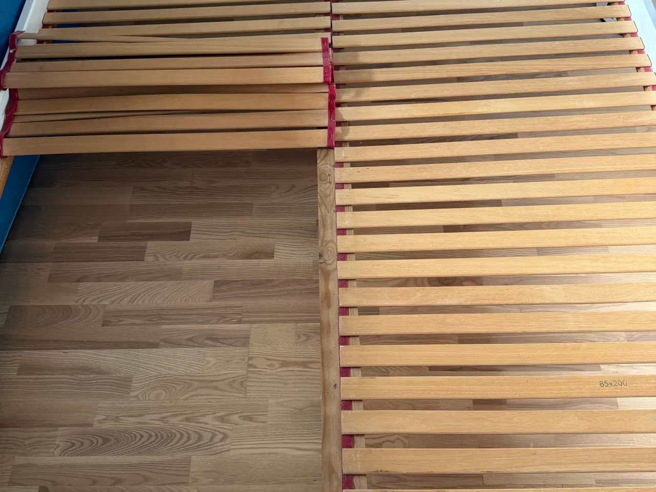 Billede 2 - Debbeltseng i træ med lameller