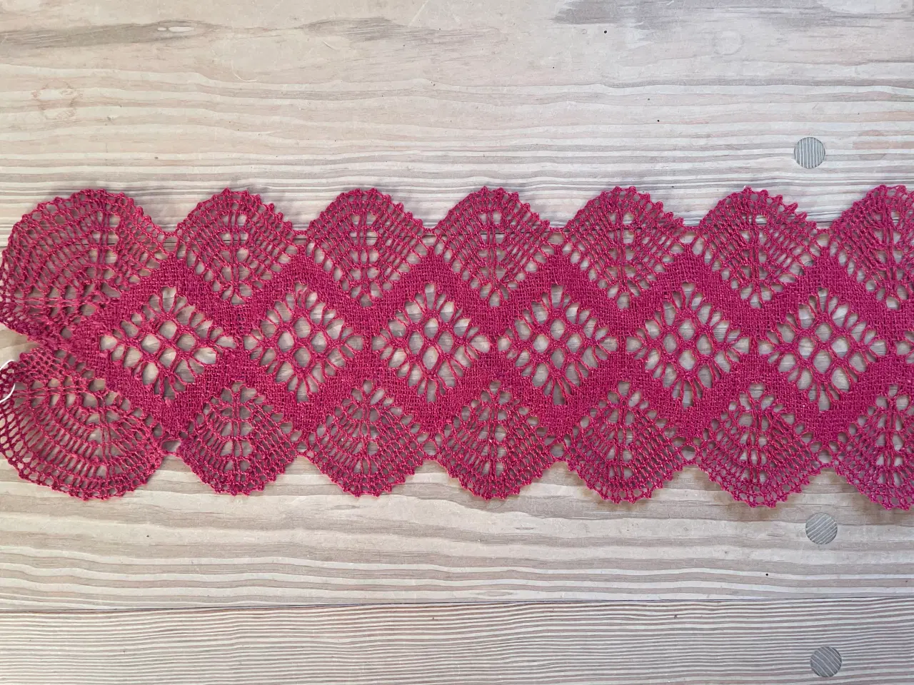 Billede 1 - Kniplet Bordløber/Festremse i vinrød farve. 16x120