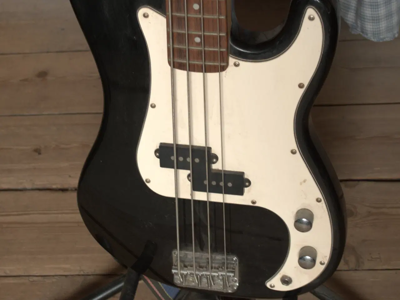 Billede 1 - bas guitar og alm. guitar