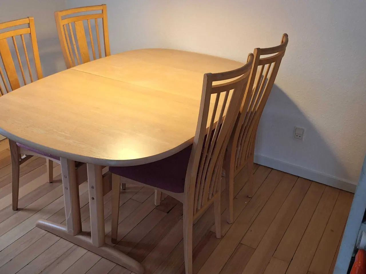 Billede 3 - Spisebord bord med 4 stole og 2 tillægsplader  mær