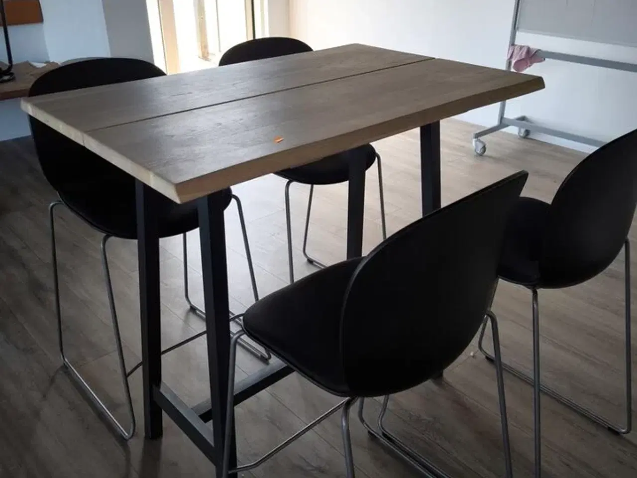 Billede 1 - Højbord med 4 barstole
