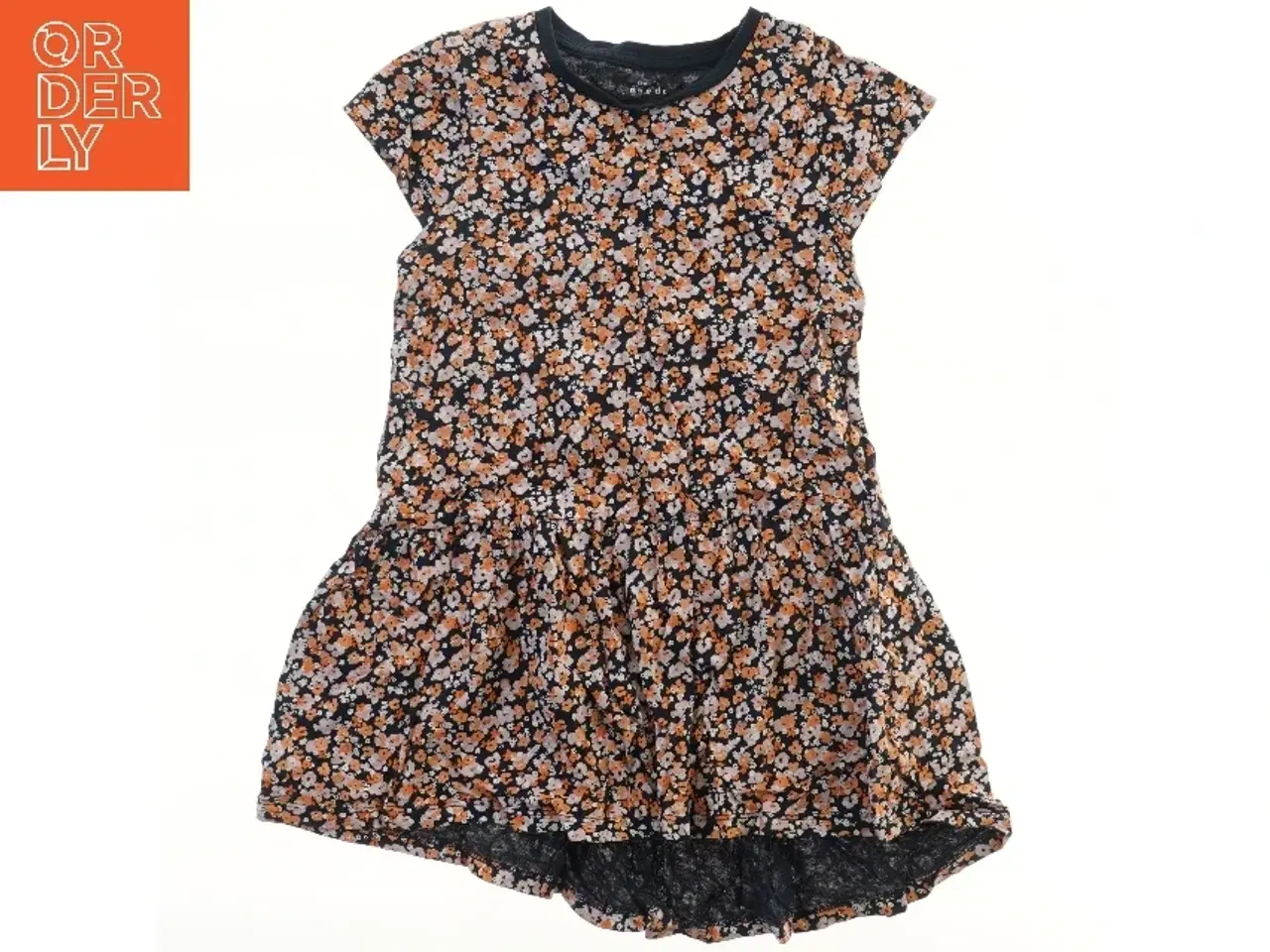 Billede 1 - Blomstret kjole fra Basic needs (str. 122)