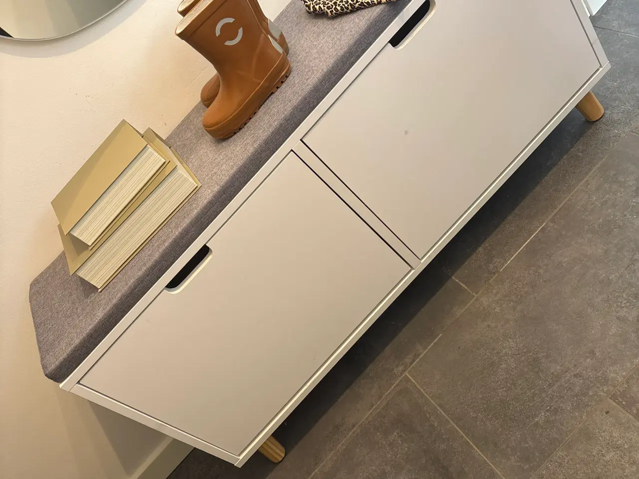 Billede 1 - Skoskab med hynde sælges