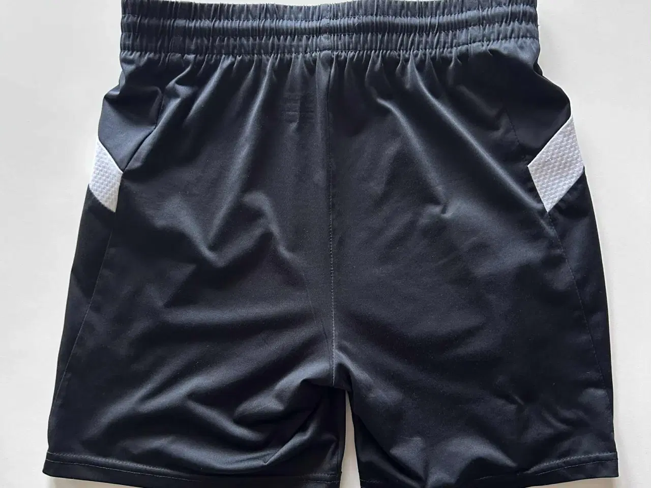 Billede 3 - Hummel shorts, str. 152