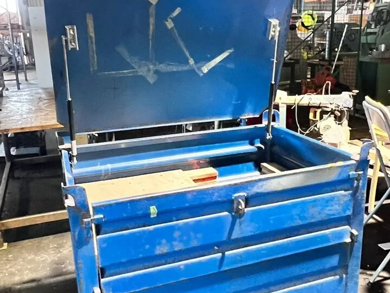 Billede 2 - Metalcontainer med indhold