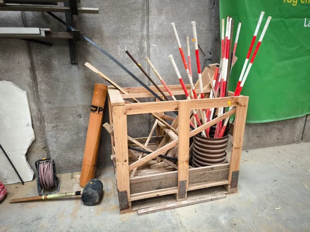 Billede 1 - Gummihammer, dampspærre, kabeltrome, træbur m.v.