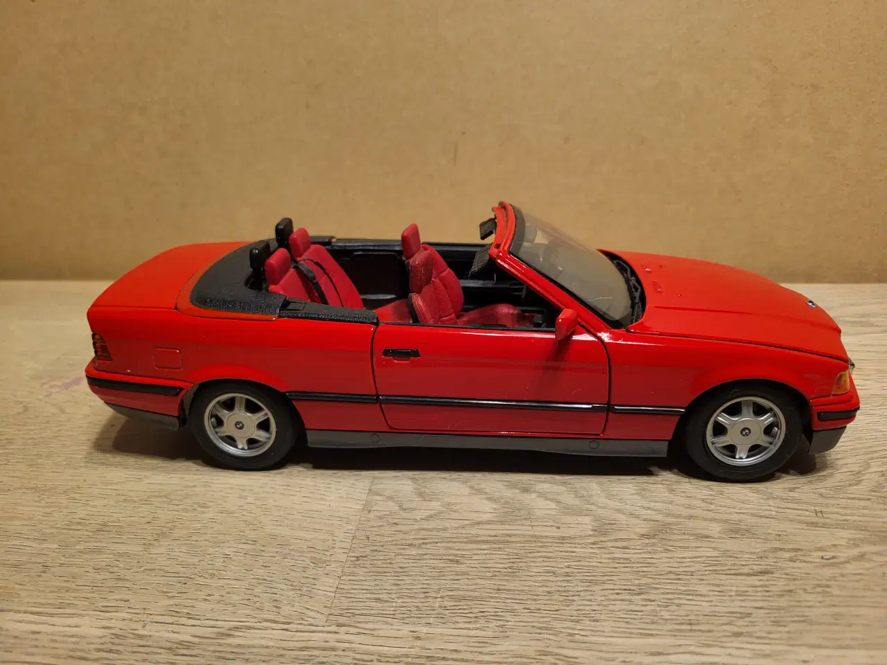 Billede 2 - Modelbil. BMW 325i Convertible (1993) Skala 1/18