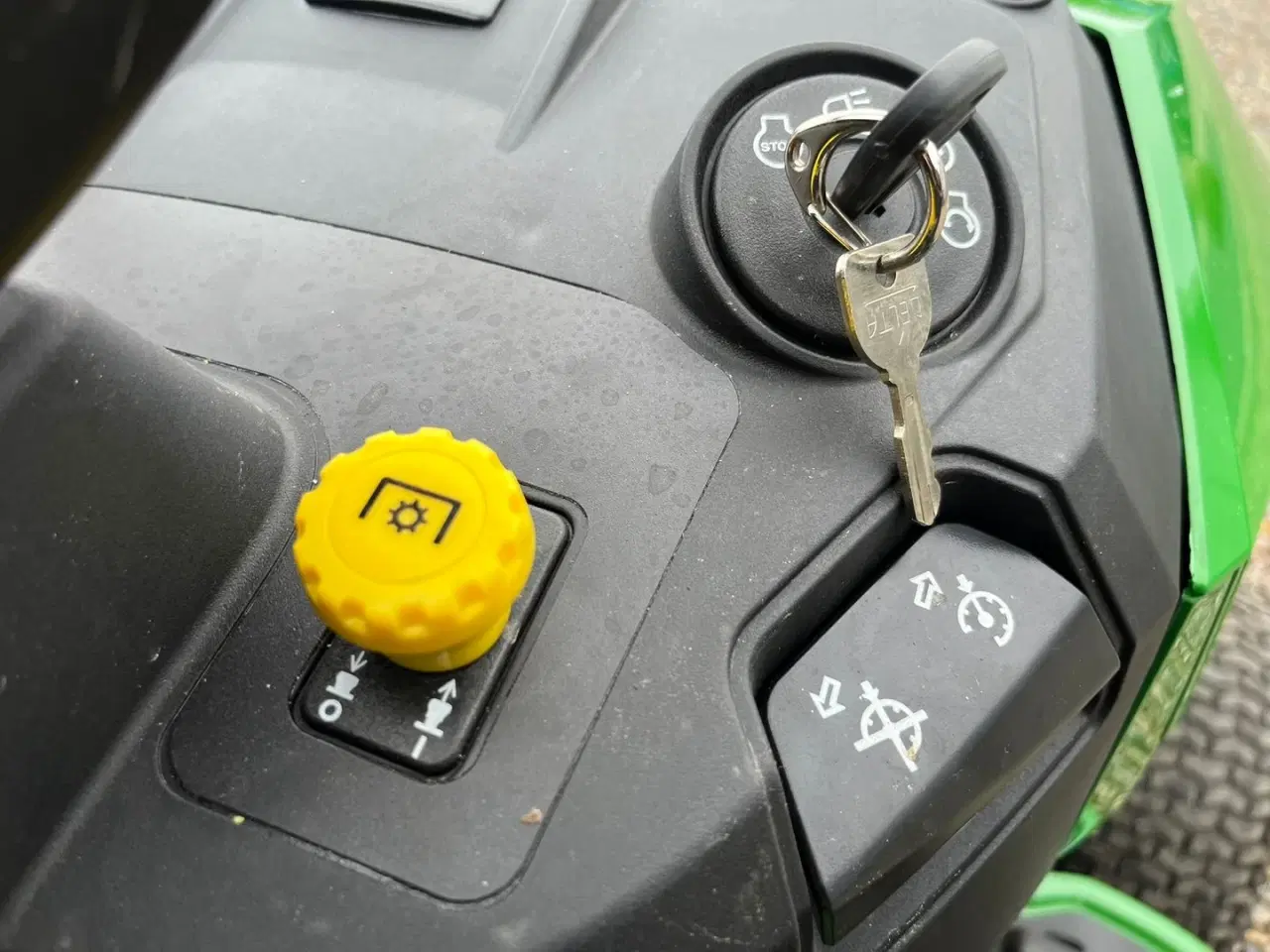 Billede 9 - John Deere X167 2cylinderet motor og med 48tommer klipperbord og for kofanger