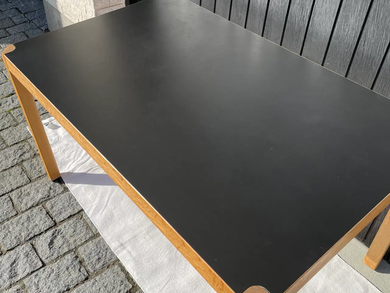 Billede 2 - Ry møbelfabrik. Bord eg og sort laminat. 
