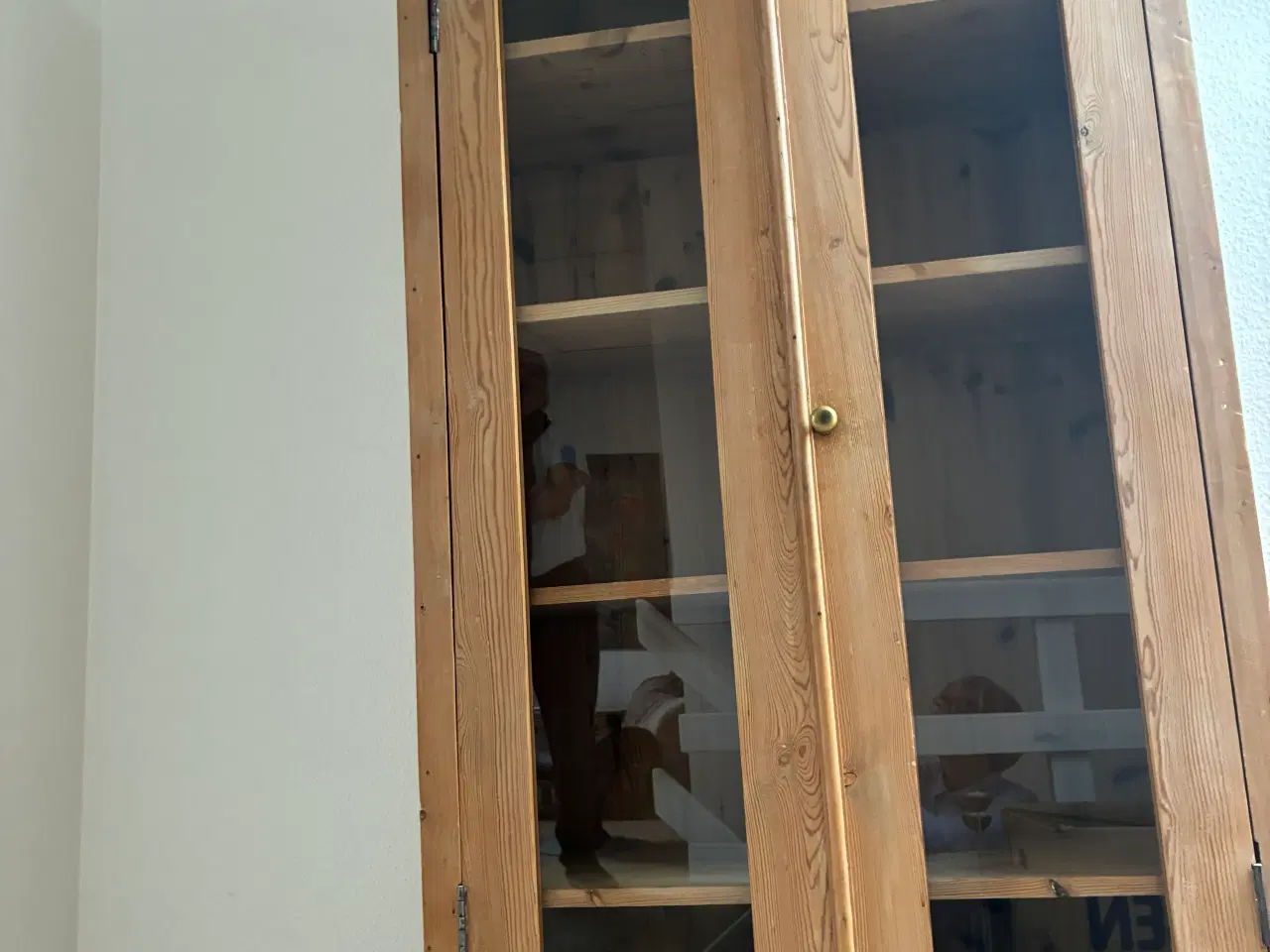 Billede 7 - Vitrineskab i fyr m hylder og glaslåger, meget anv