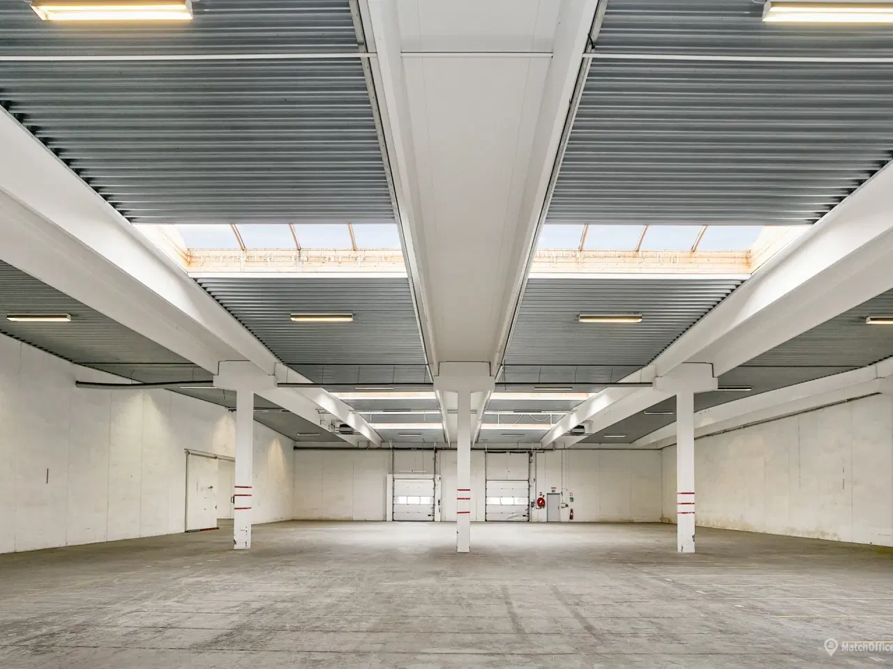 Billede 3 - Højloftet lagerhal med to læsseramper