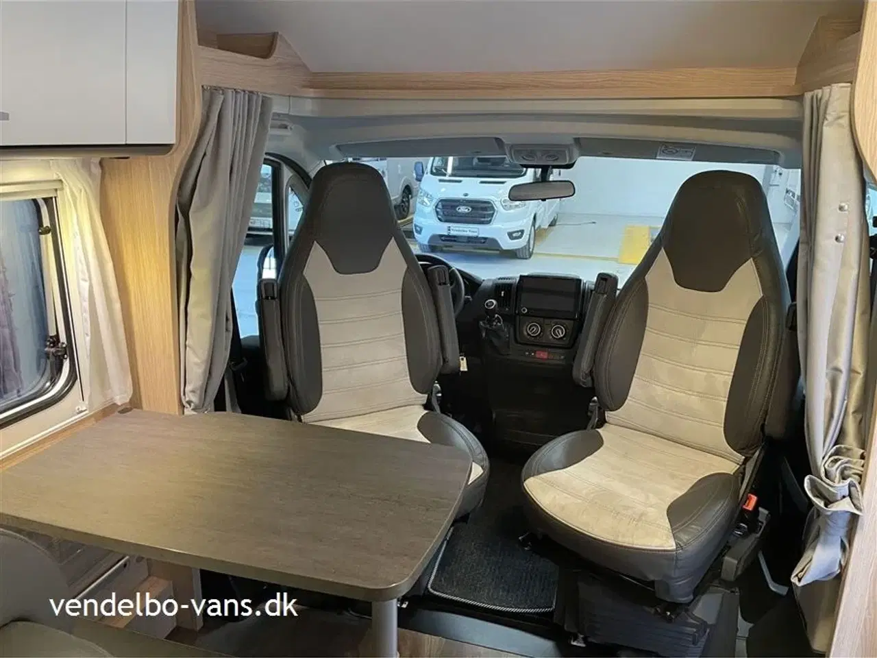 Billede 4 - 2022 - SunLight VAN V69   Fritstående dobbeltseng i bag
