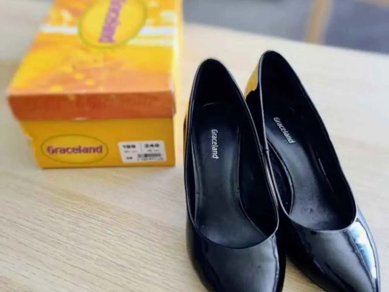 Billede 6 - Flotte sorte lak pumps fra Graceland str 36