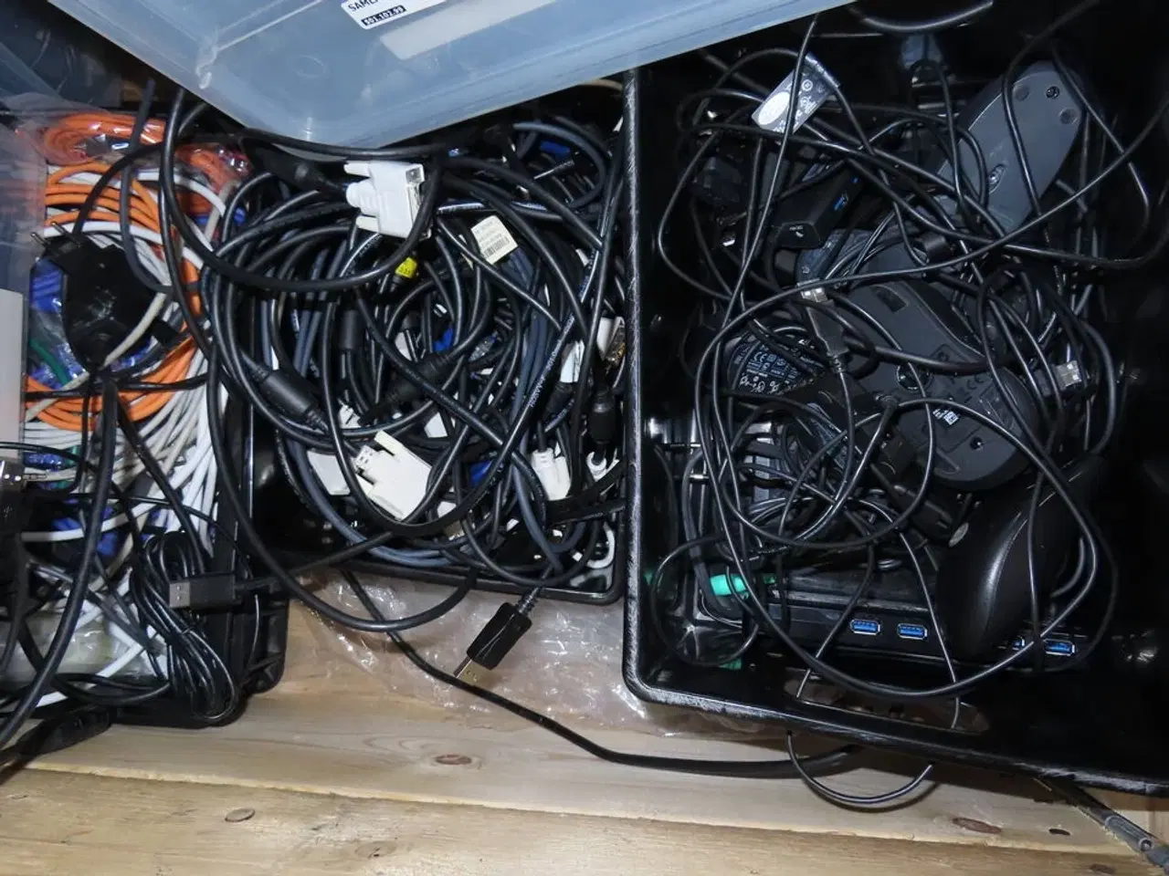 Billede 16 - Palle med rester fra TC ELECTRONIC