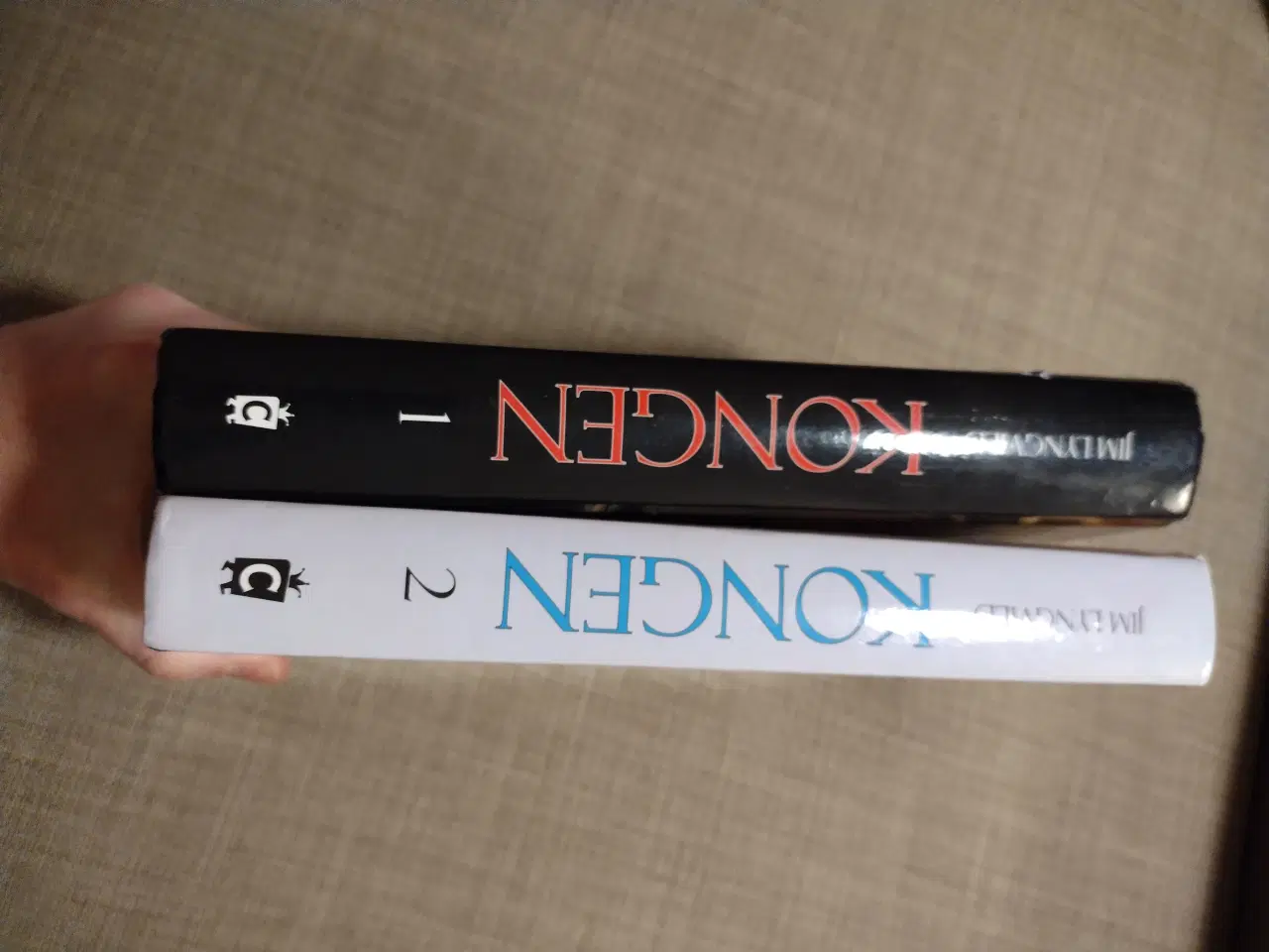 Billede 2 - Kongen bind 1+2 af Jim Lyngvild. Begge dansk hardb