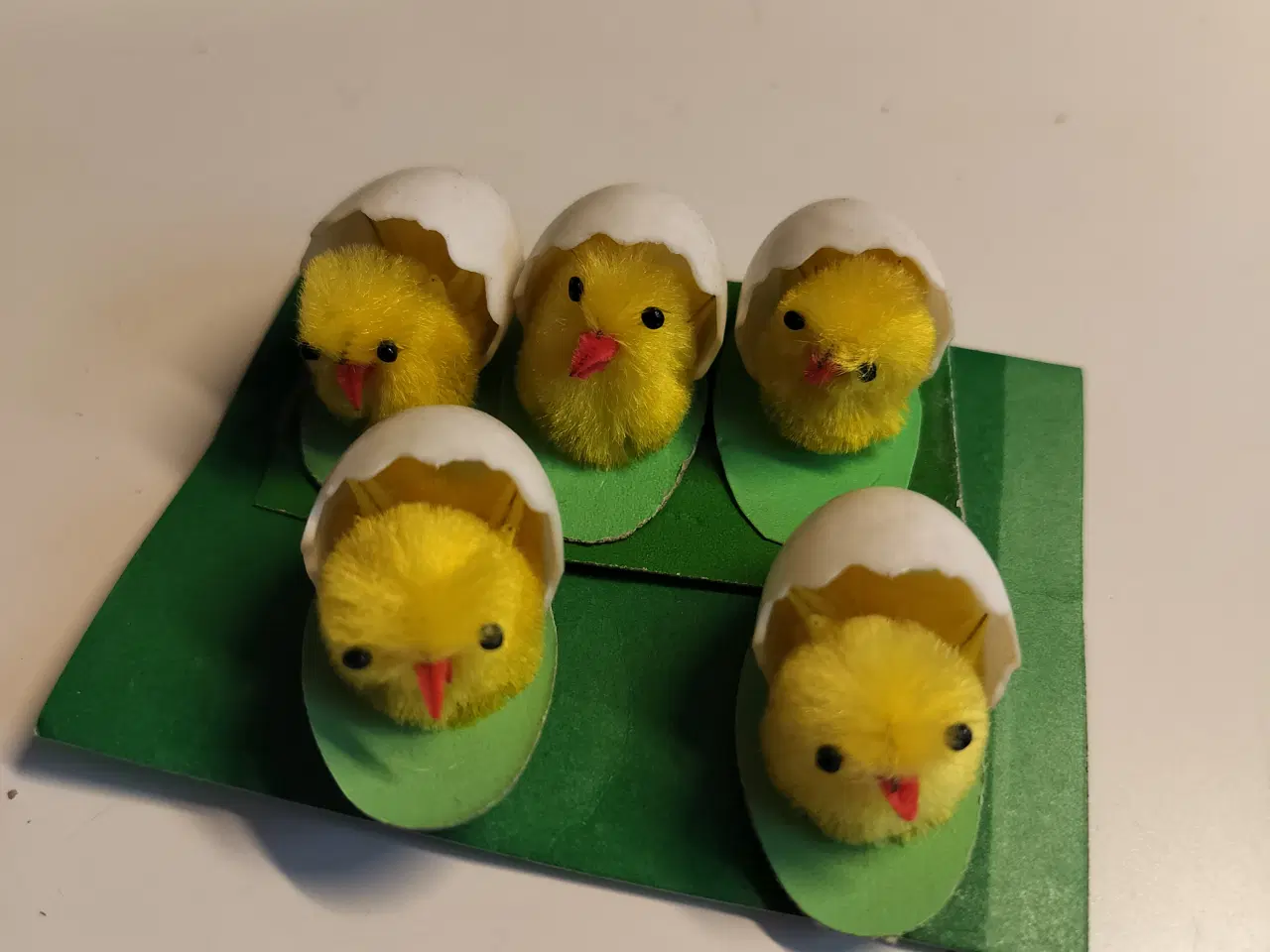 Billede 1 - retro 5 små påske kyllinger i æggeskal.