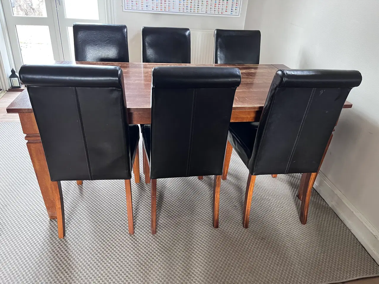 Billede 3 - Spisebord med to tillægsplader og 6 stole