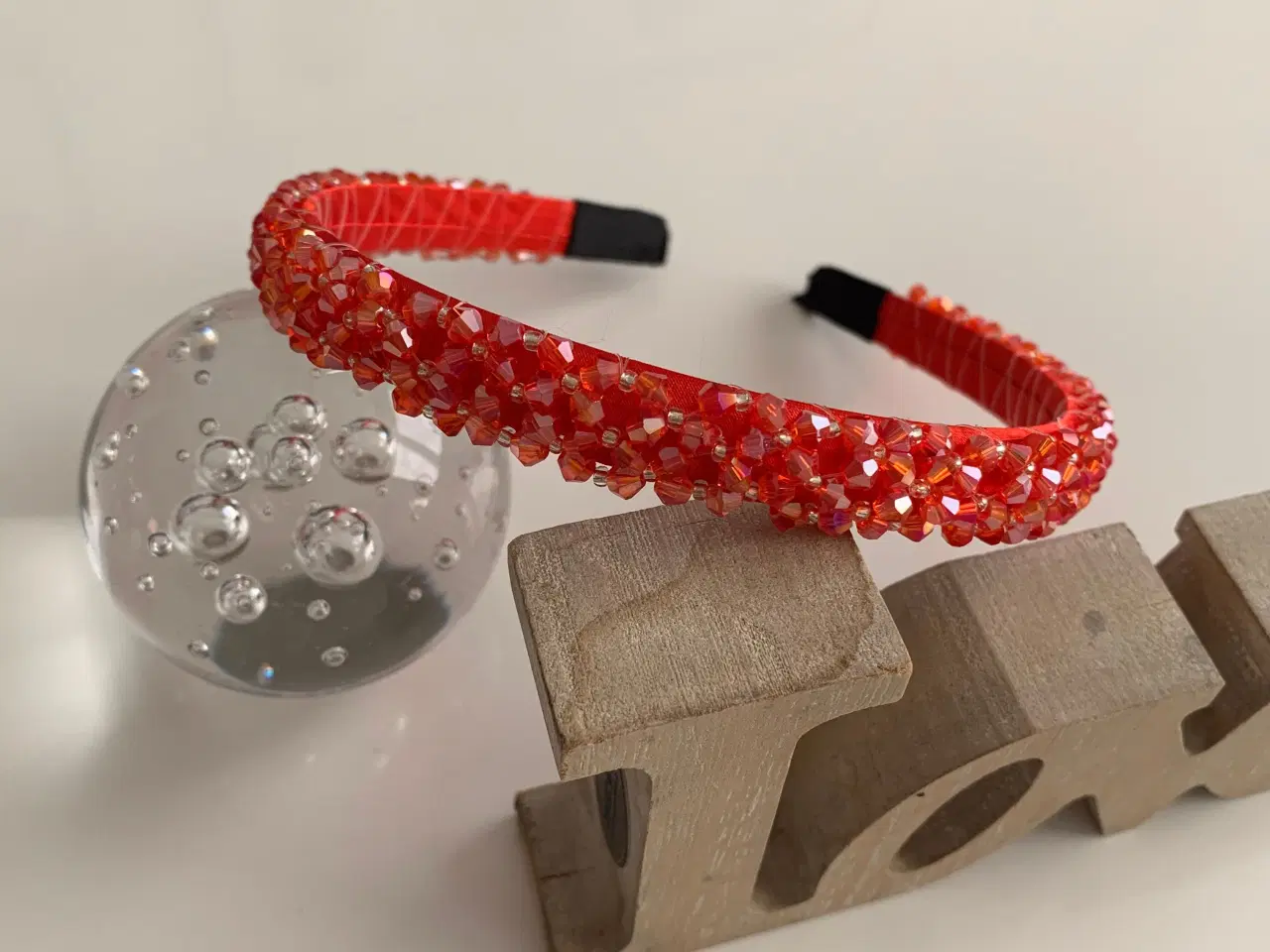 Billede 3 - Smuk rød hårbøjle med glas-look perler