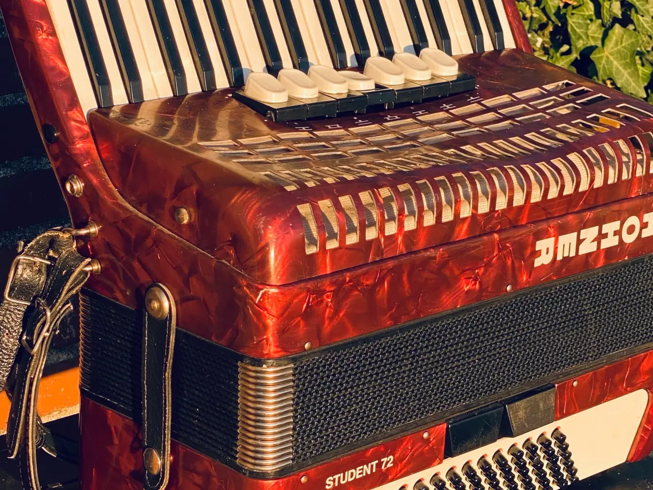 Billede 3 - Hohner Student 72 – solid og velspillende harmonik
