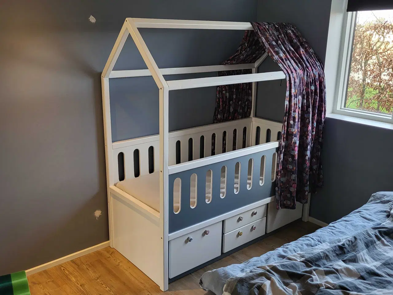 Billede 1 - Husseng, med skuffer og gardin