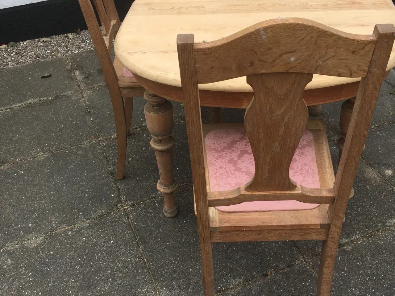 Billede 2 - Spisebord i fyrretræ - 2 stole 
