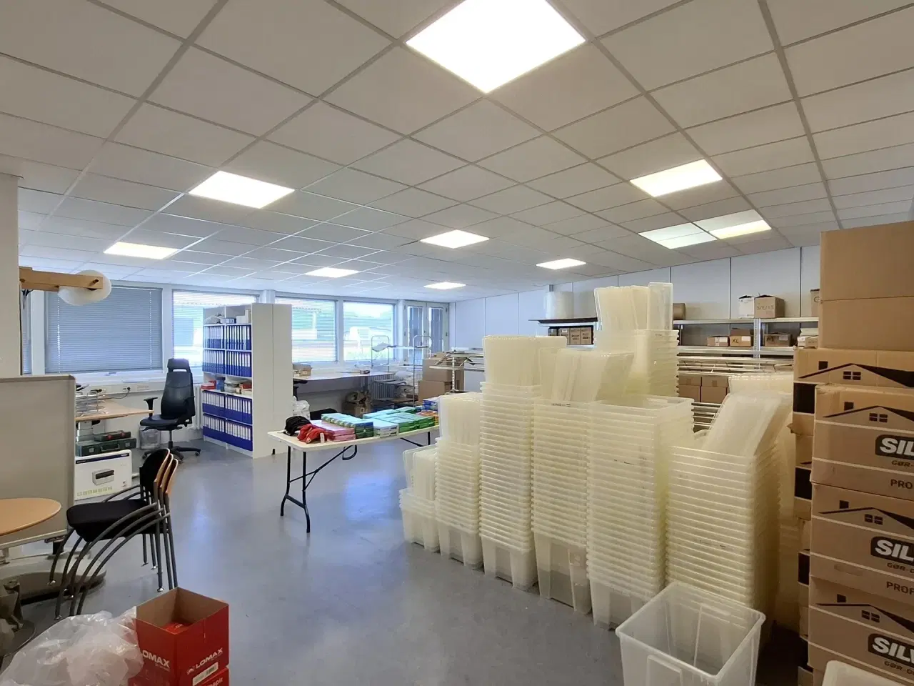 Billede 16 - Centralt beliggende butik. klinik, lager, let produktion. Lejemålet har Læsserampe og port!  Adgang med paller.
