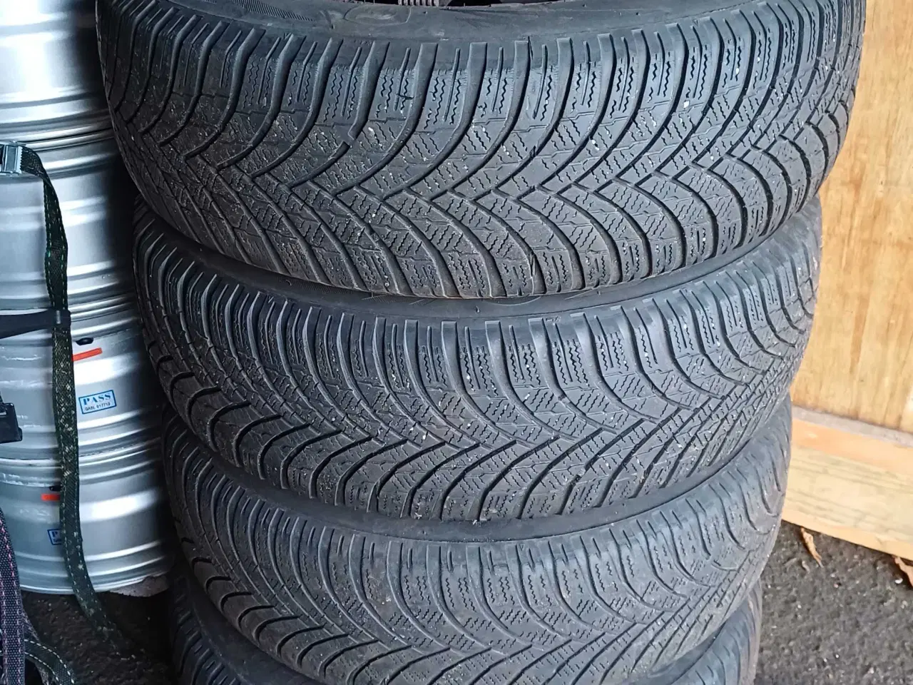 Billede 1 - Dæk på stålfalge til ford 