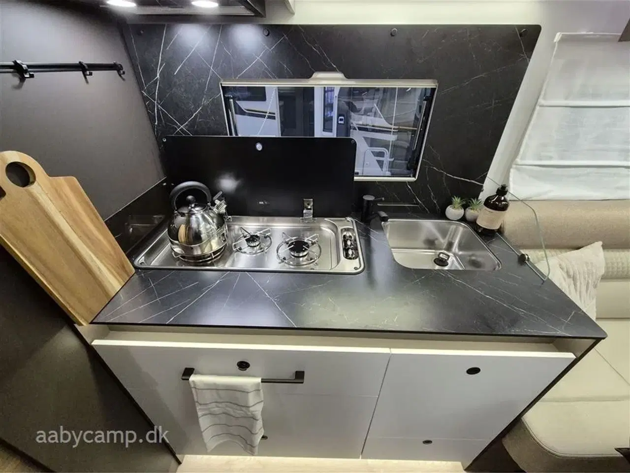 Billede 15 - 2026 - Benimar Mileo 268   Nk pakke. 8 Trins Automatgear. 140 Hk.  200W Solceller. Truma Combi Diesel. Kompressor Køleskab 150L. Emhætte.