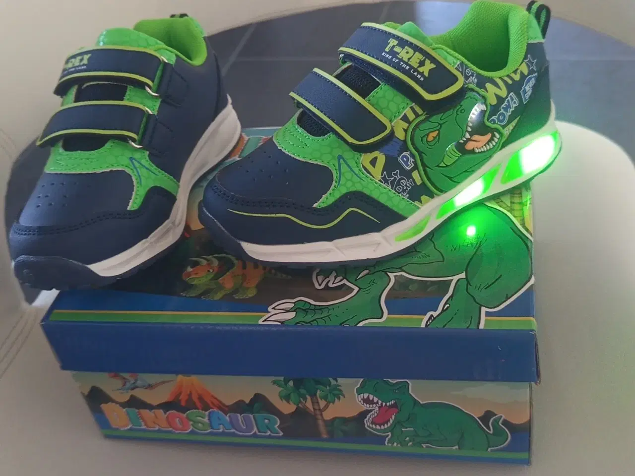 Billede 1 - T-rex sko med lys 