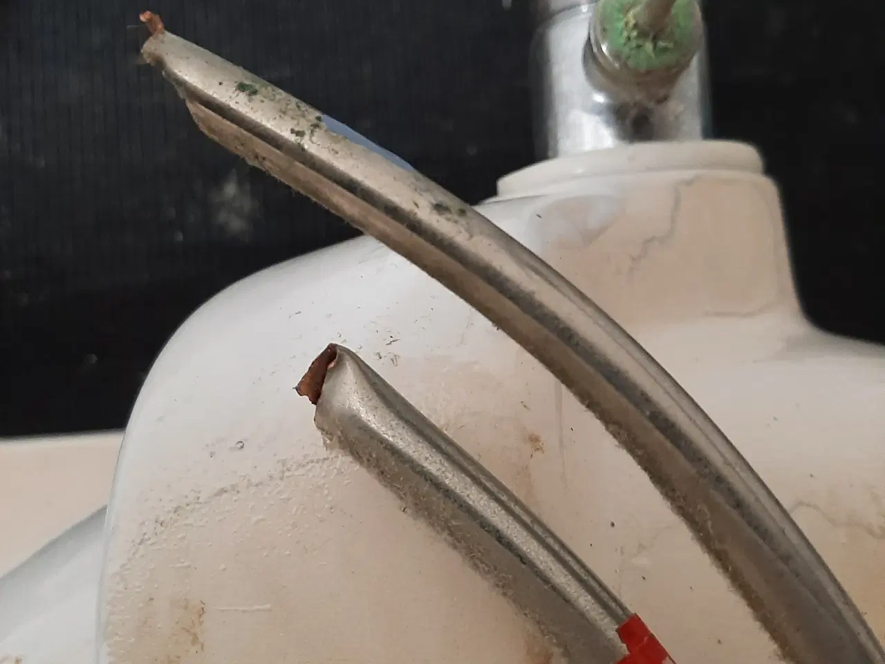 Billede 5 - Ifö håndvask i porcelæn med armatur 1150x140x475 mm, hvid